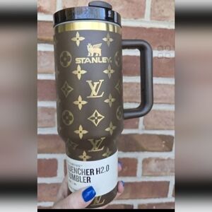 Stanley 40oz Tumbler Comes Boxed With A Straw.